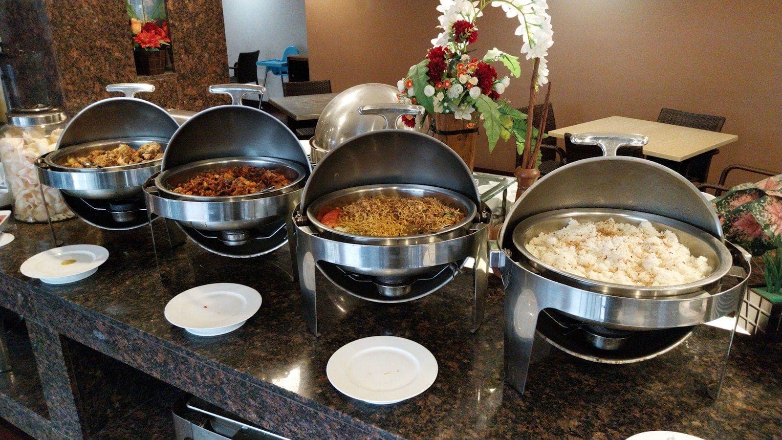 Мармиты отельного буфета с жареной лапшой, рисом и горячими блюдами азиатской линии