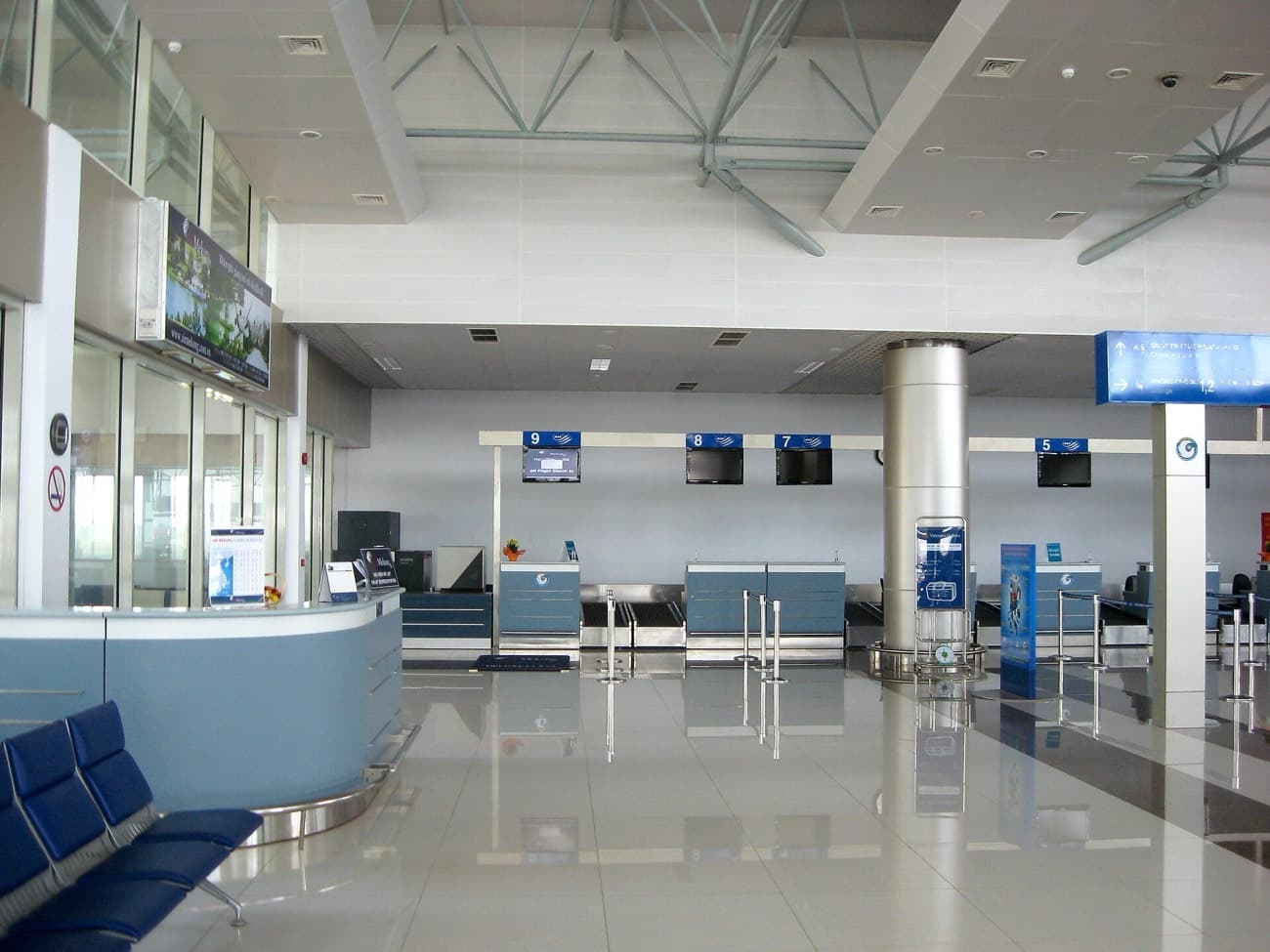 Стойки регистрации Vietnam Airlines в терминале аэропорта Далата