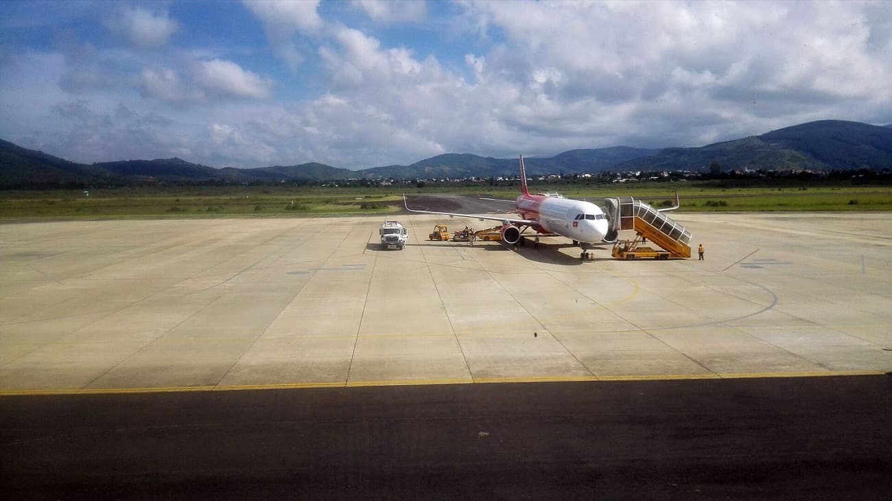 Самолёт VietJet на перроне Лиен Кхуонга на фоне гор Ламдонга