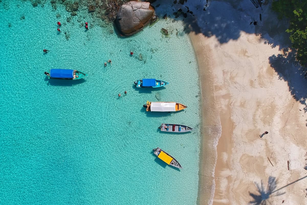 Пляж Ми Кхе в Дананге — бирюзовая вода, белый песок и лодки у берега