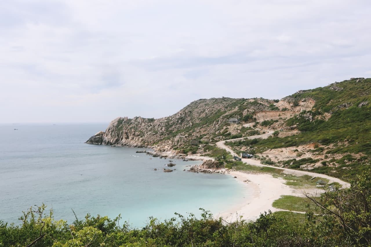 Пляж Нон Нуок в Дананге — белый песок и спокойное бирюзовое море у Мраморных гор