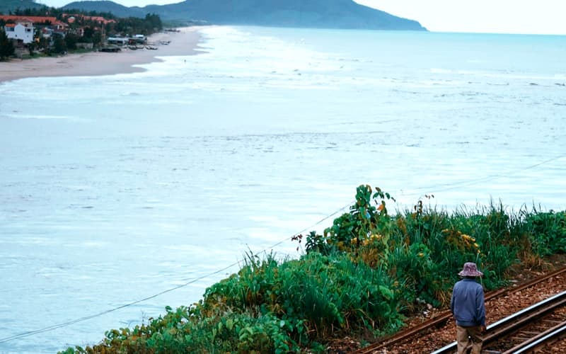 Побережье Дананга — вид на пляж и горы со стороны моря