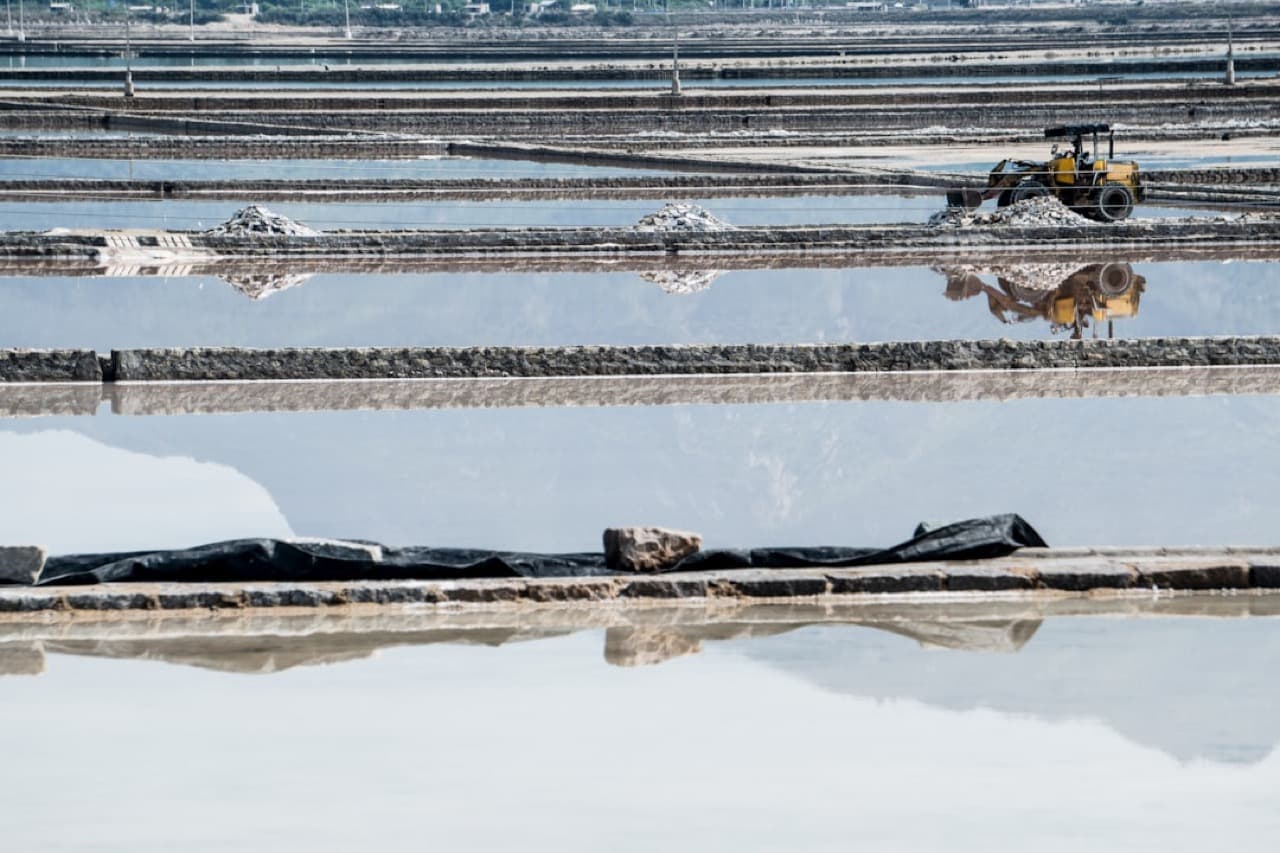 Соляные поля Хон Кхой рядом с пляжем Зоклет — белые кристаллы под открытым небом