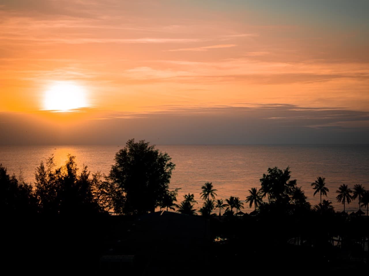 Дорога к пляжу Зоклет через вьетнамскую провинцию — рисовые поля и горы на горизонте