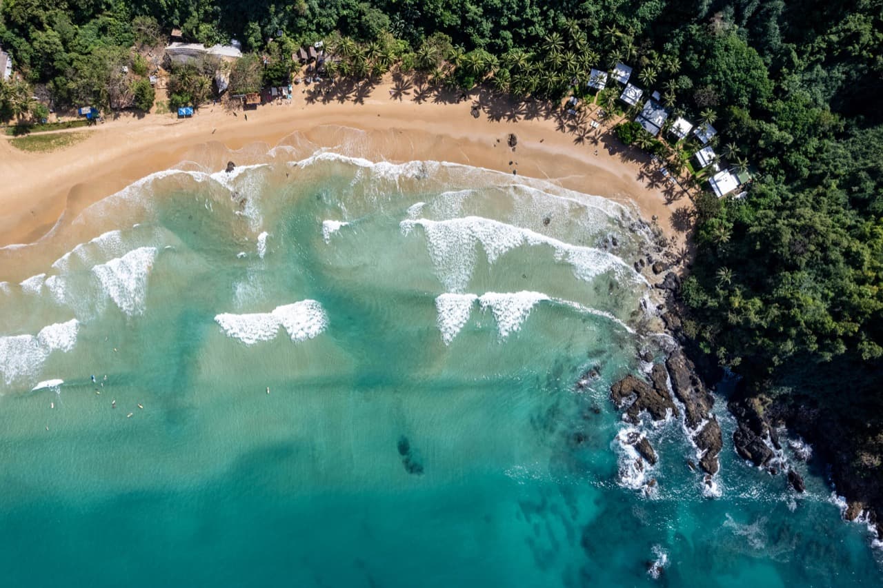 Белоснежный песчаный пляж Зоклет с бирюзовой водой Южно-Китайского моря