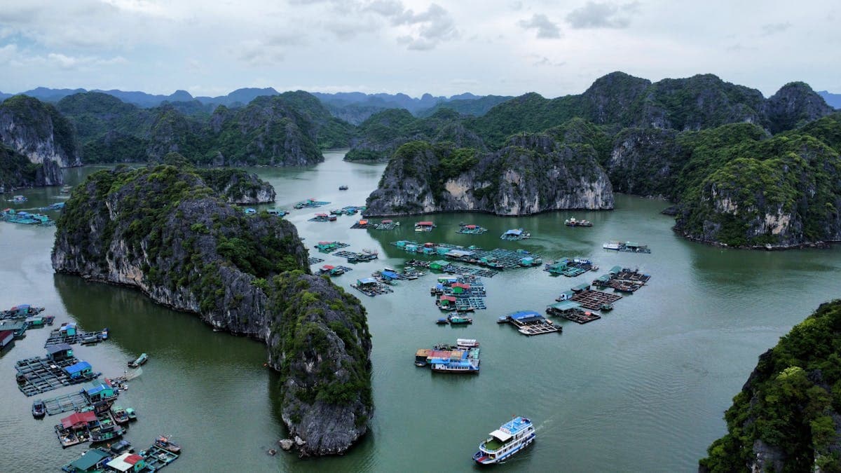 Вид сверху на пляжи и острова бухты Халонг с плавучей деревней
