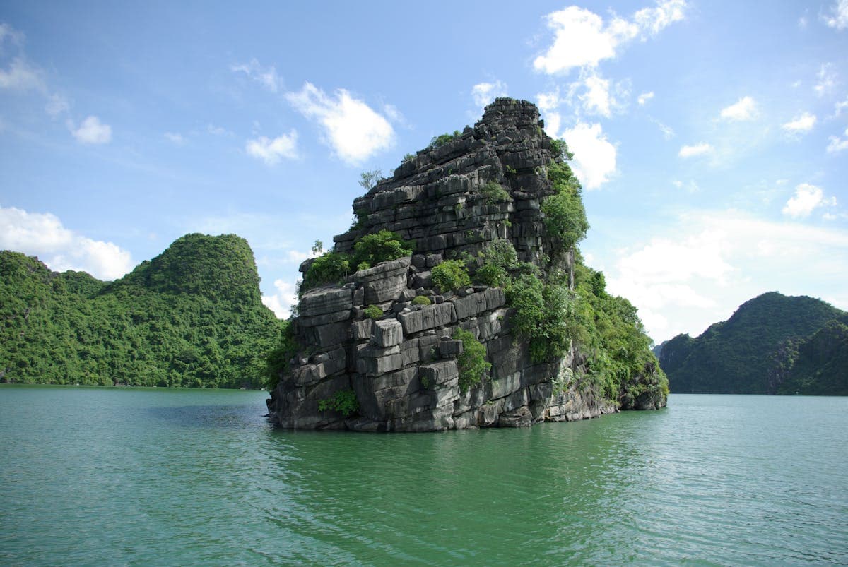 Известняковый остров в бухте Халонг среди изумрудных вод