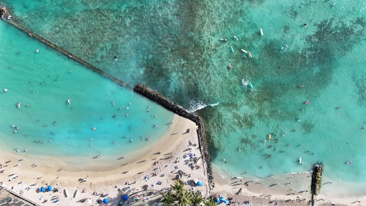 Карстовые горы Вьетнама — лодка плывёт по реке среди тропической зелени