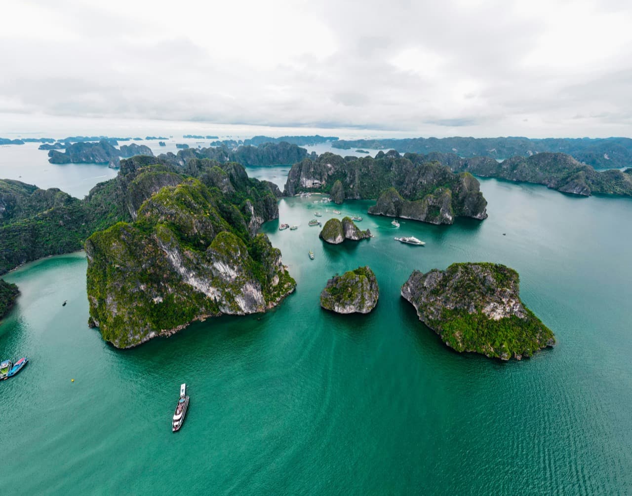 Панорама бухты Халонг — круизные лодки среди известняковых карстов