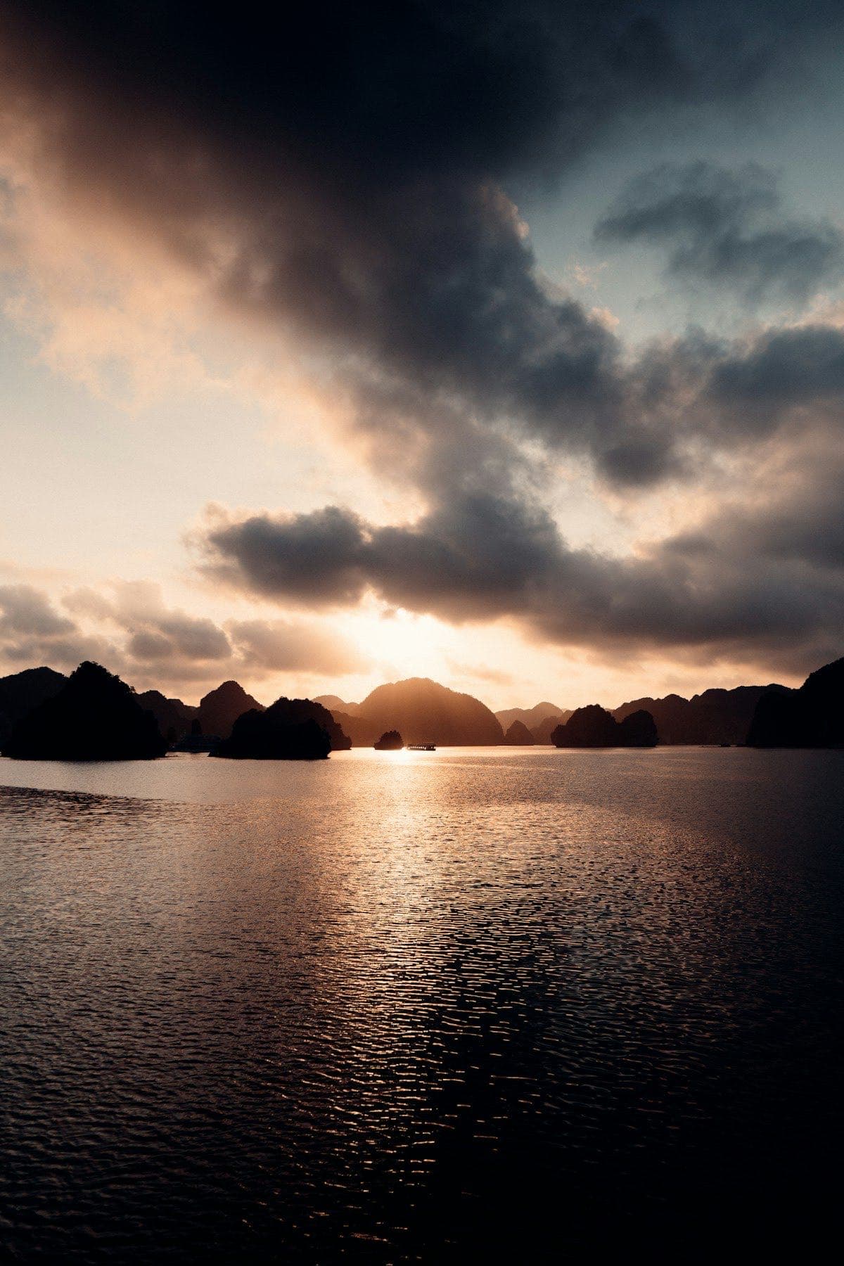 Грозовые тучи над скалами бухты Халонг перед тропическим ливнем