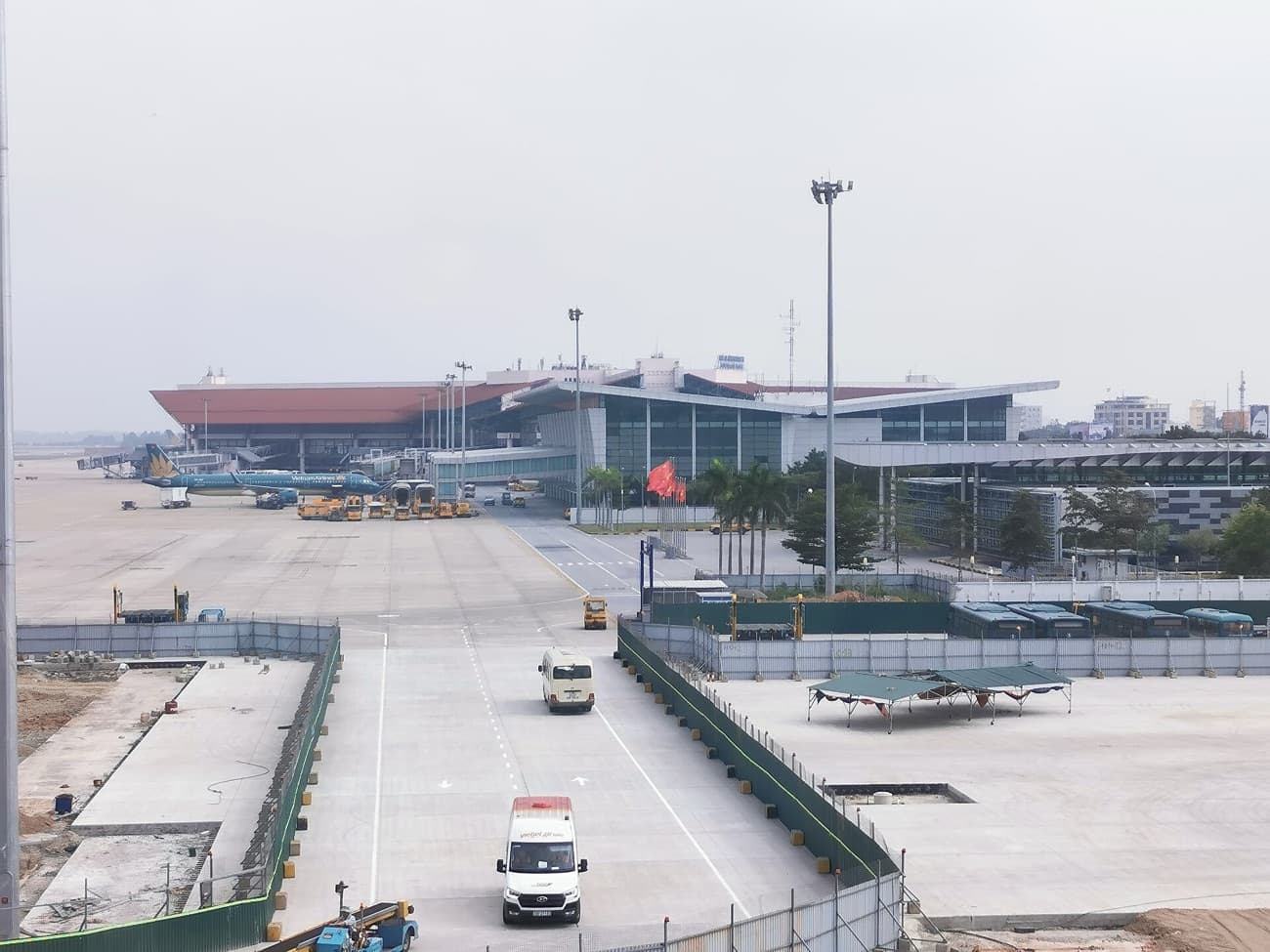 Терминал аэропорта Ноибай с бортами Vietnam Airlines на перроне