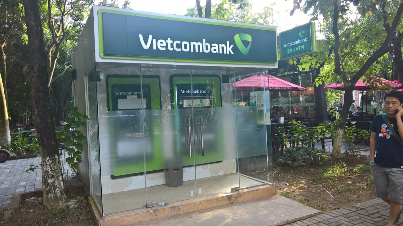 Стеклянная будка банкомата Vietcombank 24h на улице в Ханое