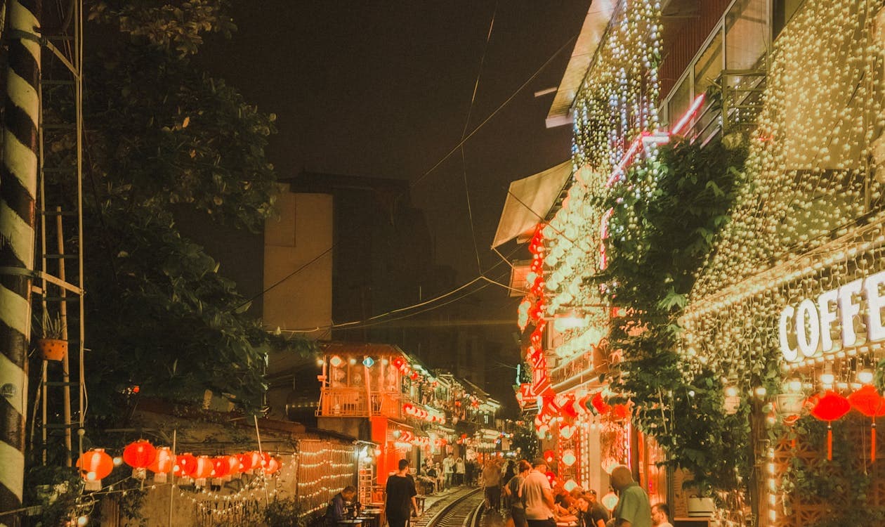 Вечерний Ханой — Train Street с фонариками и кафе, безопасная атмосфера города