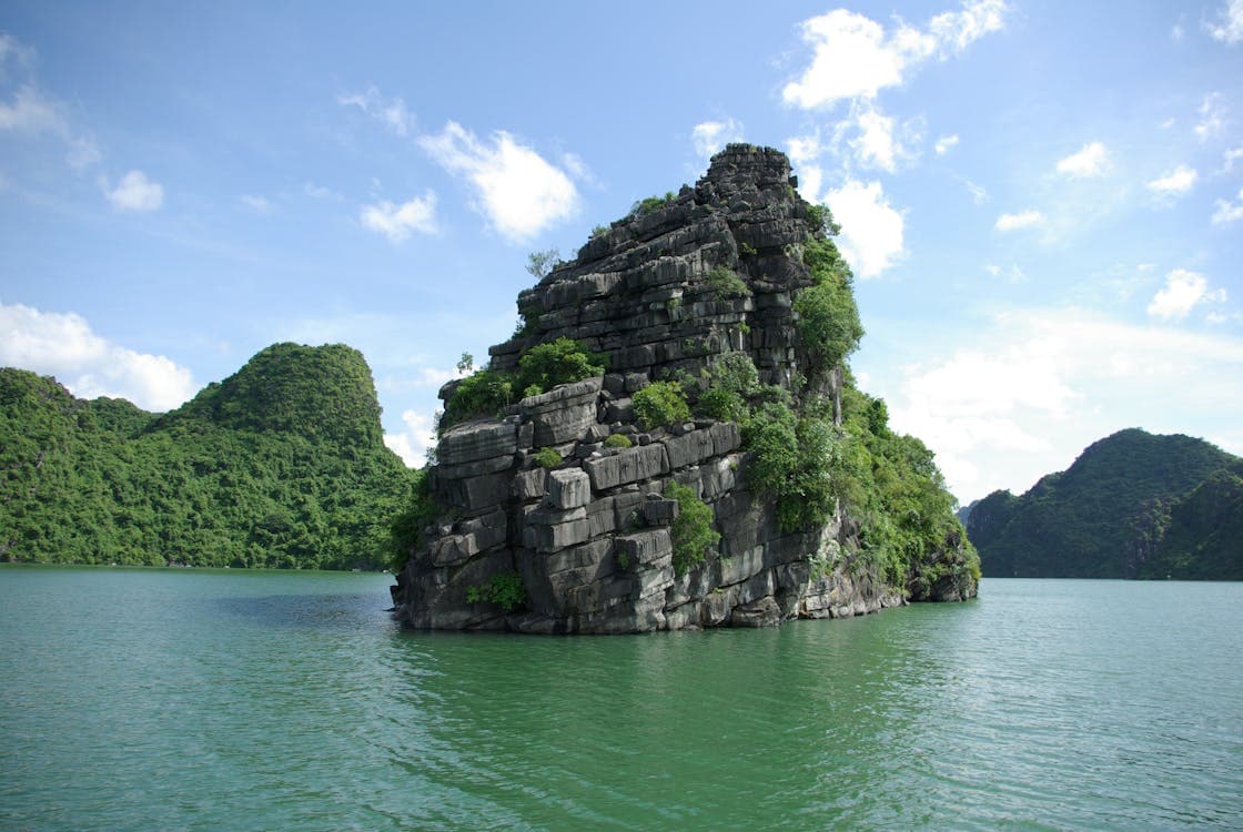 Бухта Халонг рядом с Ханоем — известняковые скалы и изумрудная вода