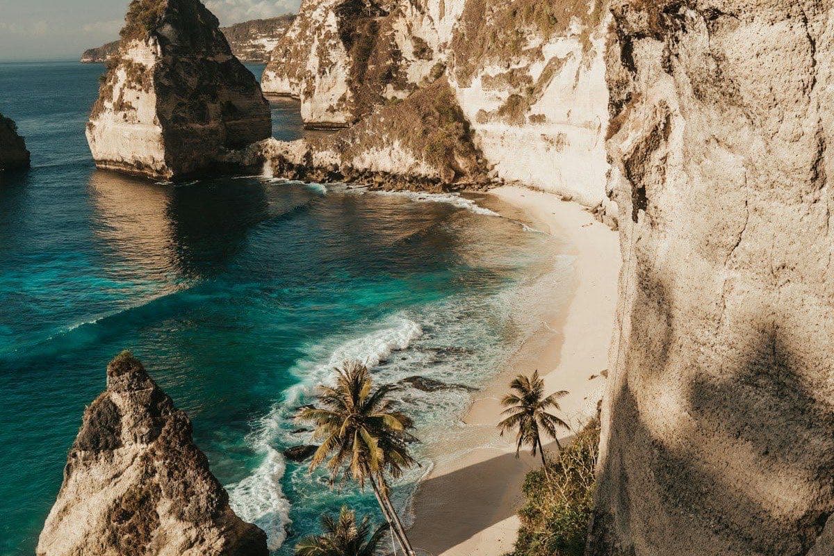 Лодка по ручью Йен к Пагоде Духов в горах под Ханоем