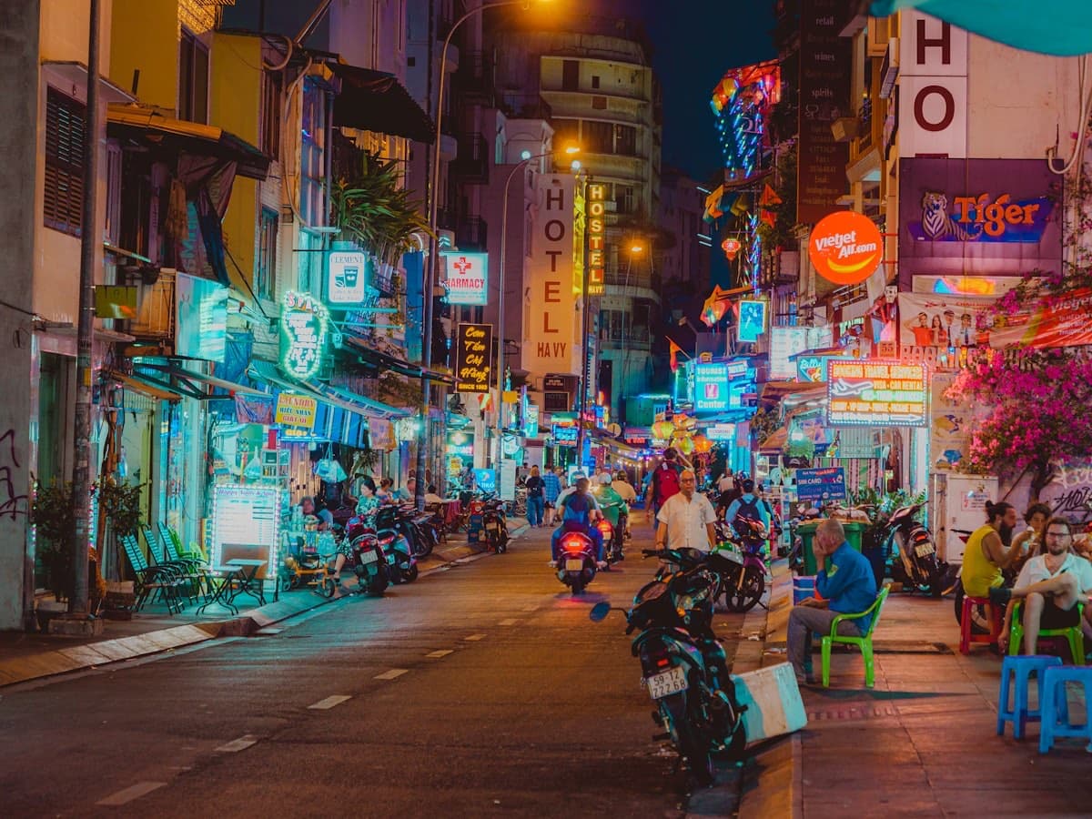Улица Буй Вьен в Хошимине ночью — неоновые вывески, мотобайки и уличная еда