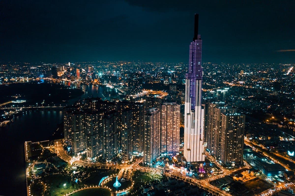 Ночная панорама Хошимина с башней Landmark 81 и огнями города