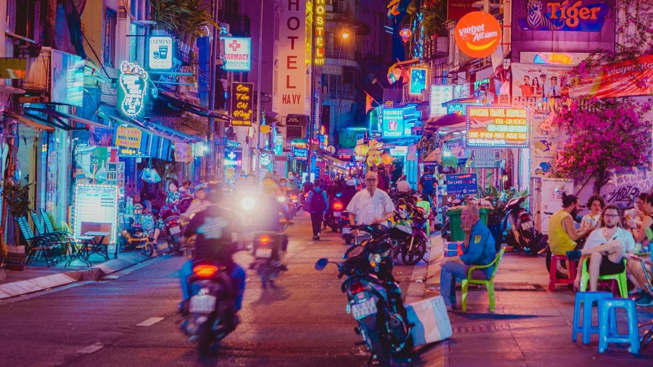 Ночной Хошимин — небоскрёбы и неоновые вывески на набережной