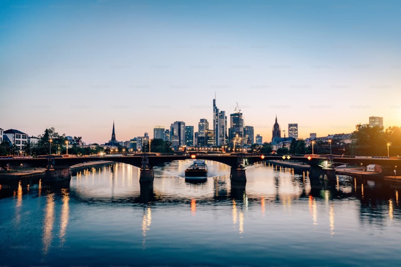 Панорама реки Сайгон с видом на небоскрёбы и набережную Хошимина