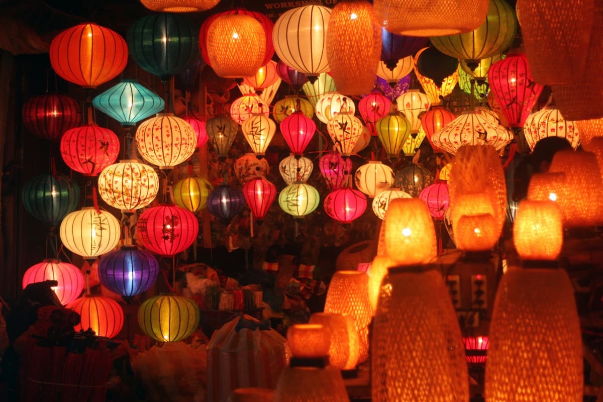 Вечерний Старый город Хойана с разноцветными фонарями над рекой