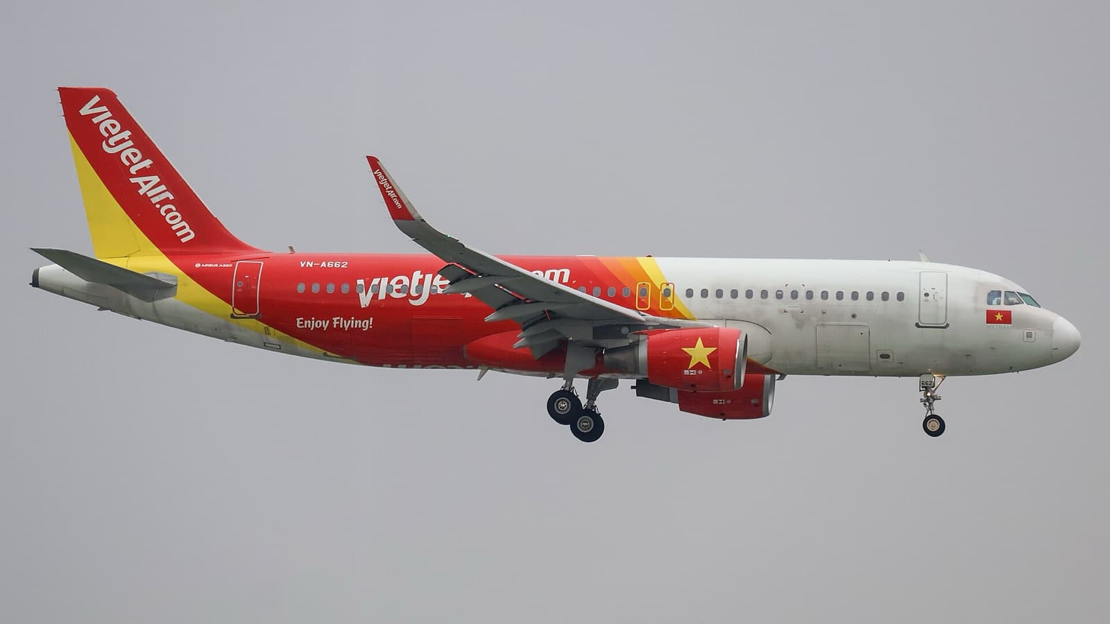 Vietjet Airbus A320 in red and white livery on approach to Tan Son Nhat