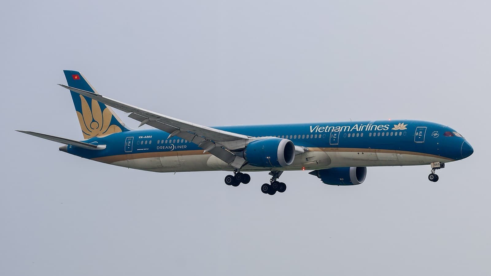Vietnam Airlines Boeing 787-9 with gear down on approach to Tan Son Nhat Airport