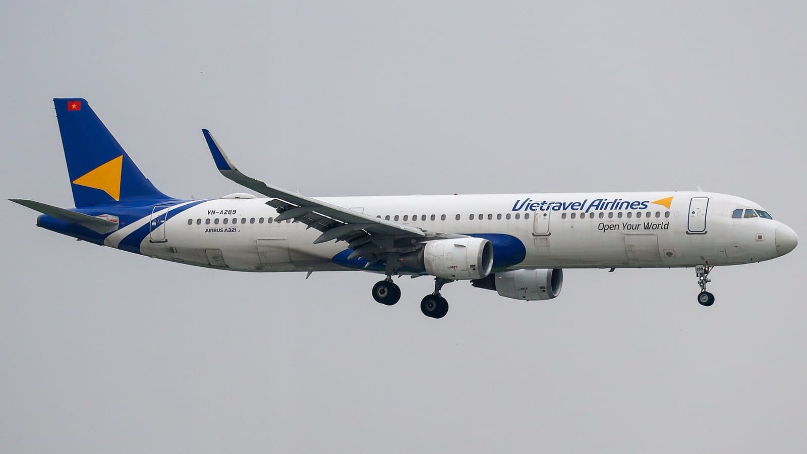 Vietravel Airlines Airbus A321 with gear down on approach to Tan Son Nhat