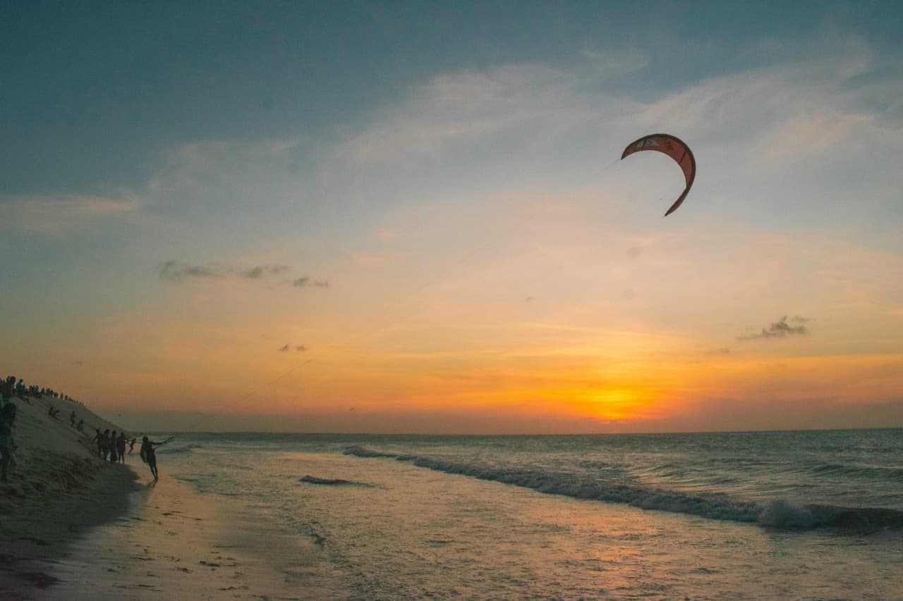 Панорама пляжей Муйне с пальмами и бирюзовым морем на закате