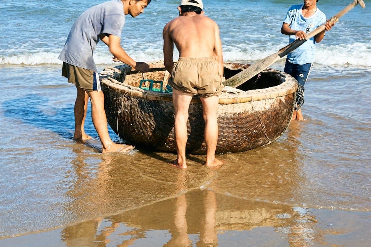 Рыбацкая деревня Муйне с круглыми лодками на пляже