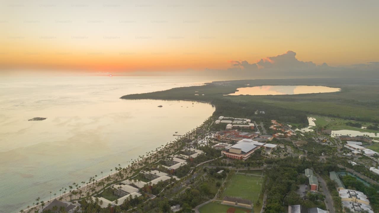 Белый песчаный пляж Хон Ром с кокосовыми пальмами в Муйне