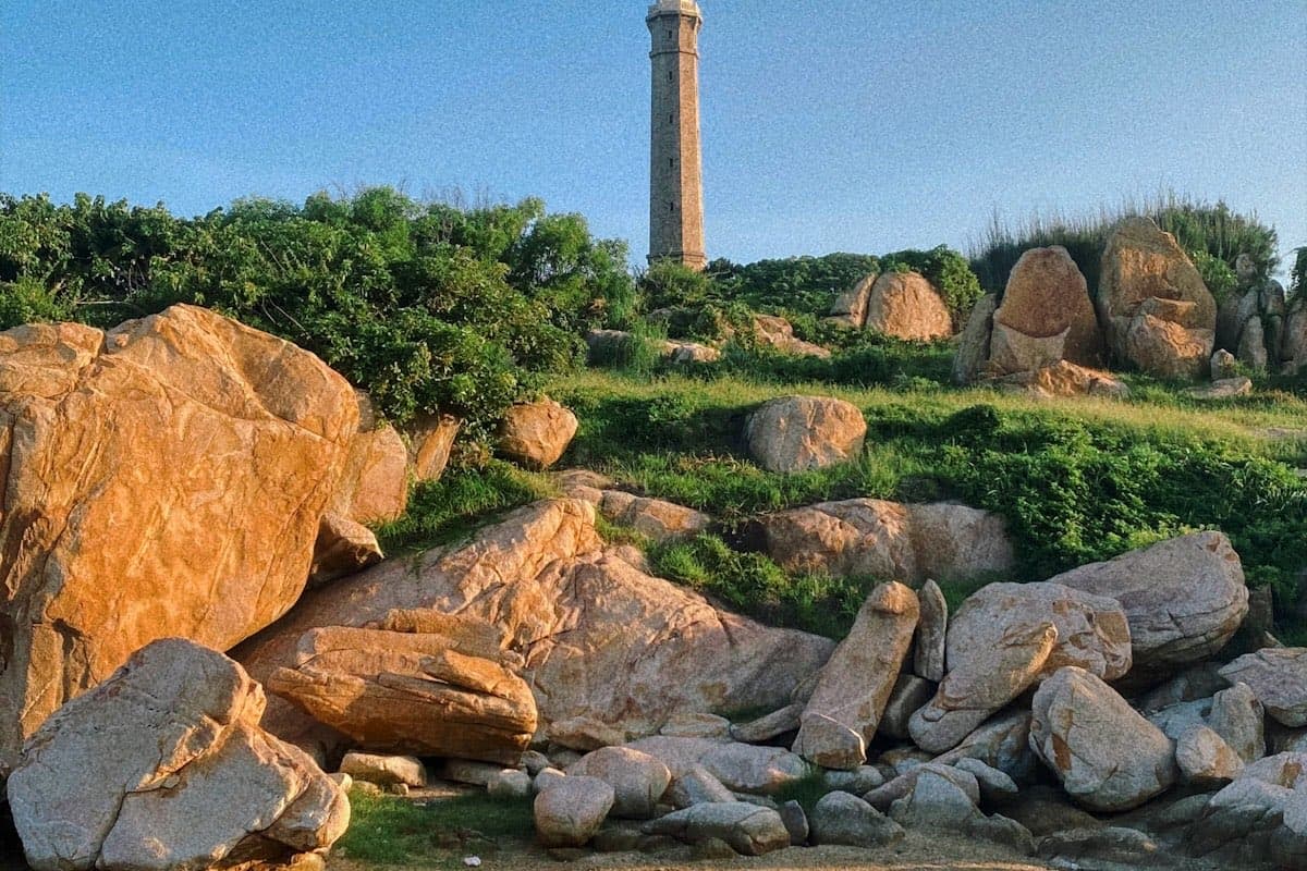 Маяк Ке Га на скалистом островке рядом с пляжем Муйне на закате