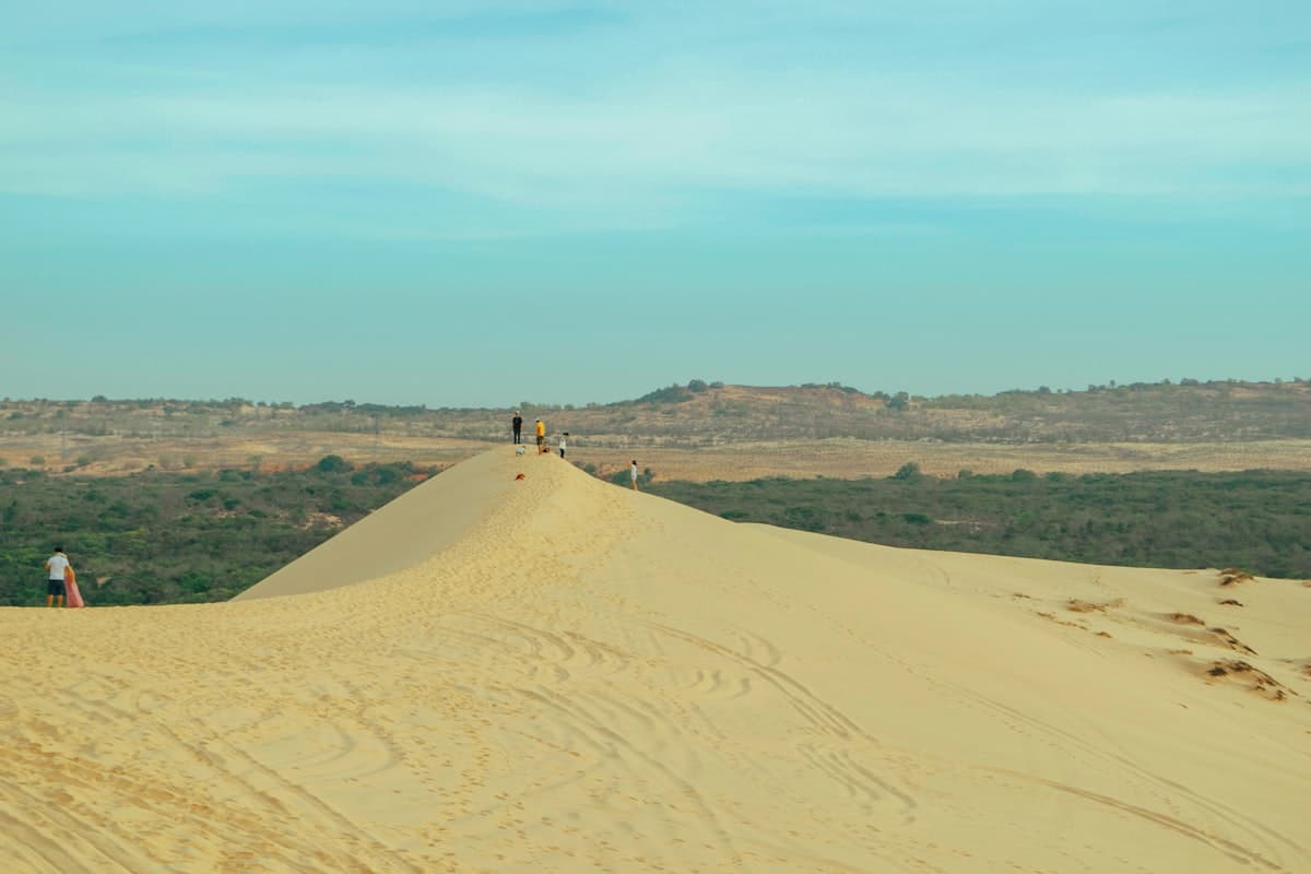 Песчаные дюны Муйне на закате с туристами