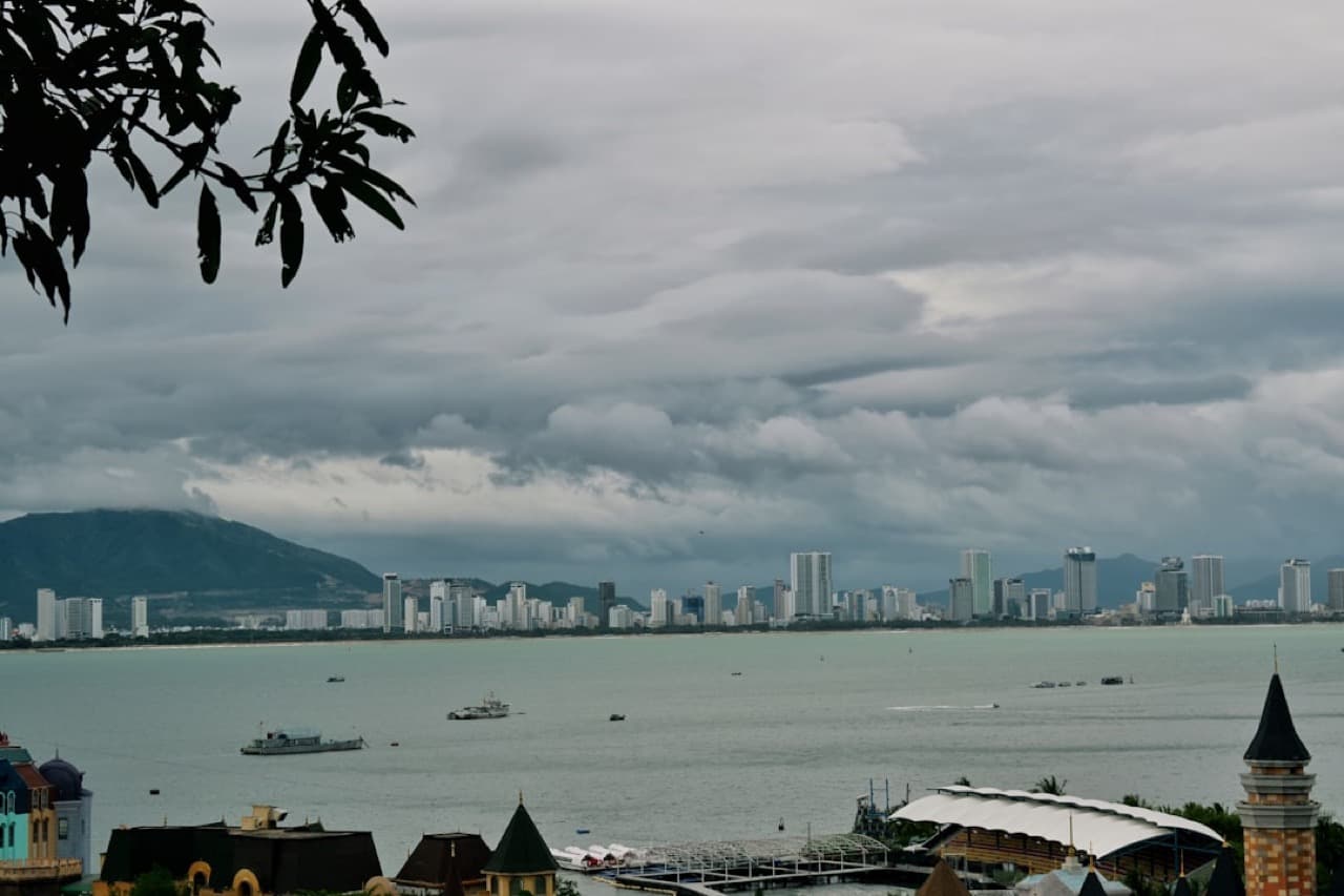 Рыбацкие лодки на побережье Муйне на фоне песчаных дюн