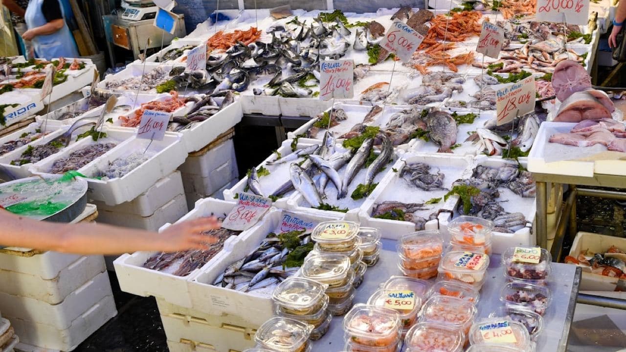 Морепродукты на гриле — креветки и кальмары на рынке Муйне