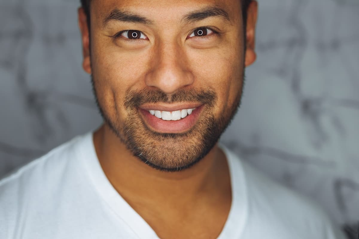 Кайтсерфер выполняет прыжок на волнах Муйне на фоне чистого неба