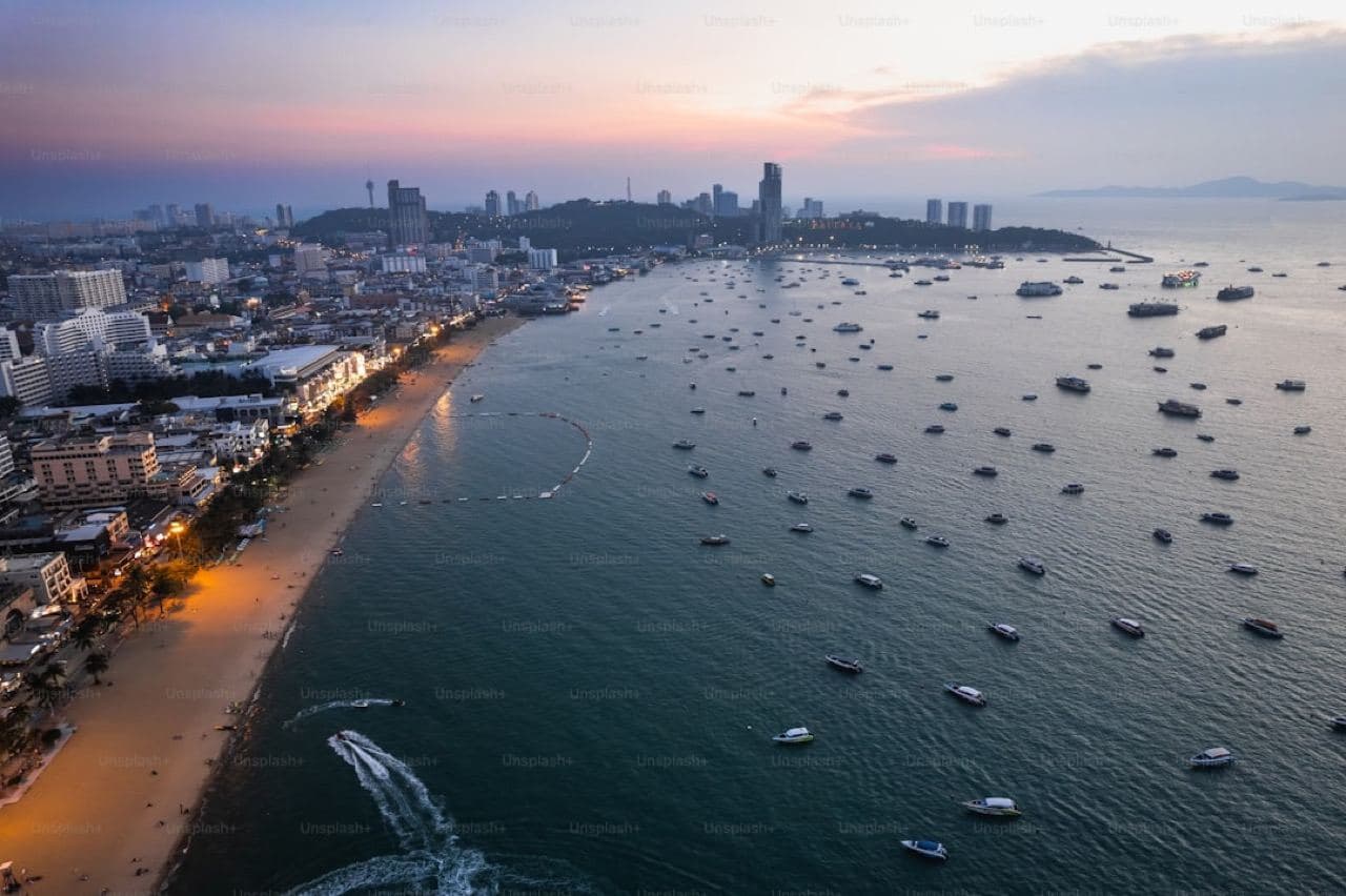 Тропический резорт с бассейном и пальмами на фоне гор