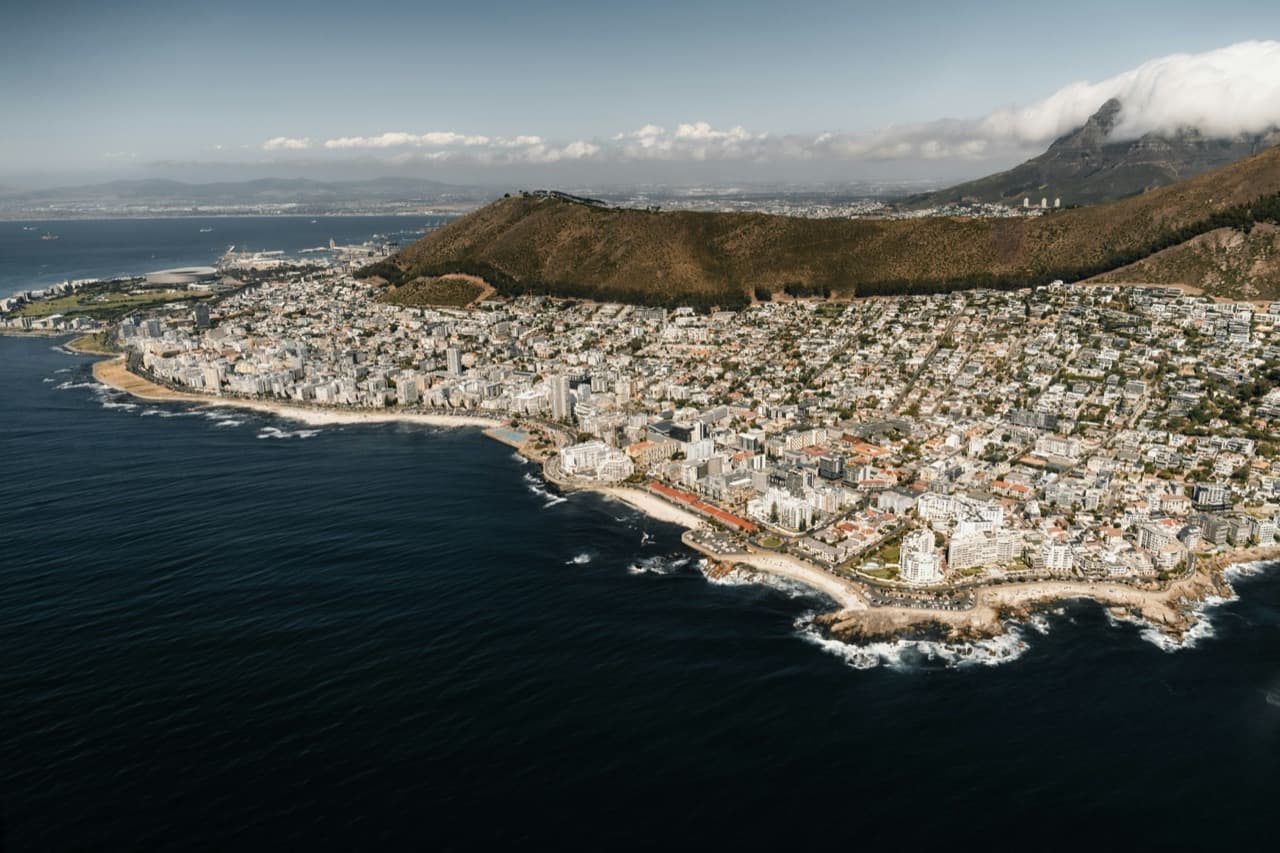 Тропический пляж с бирюзовой водой и белым песком — побережье Нячанга