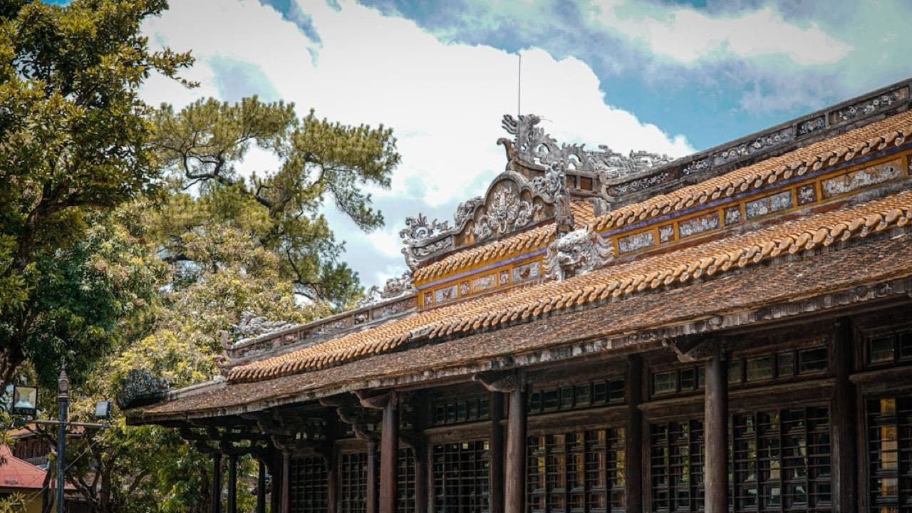 Вьетнамский храм среди карстовых гор и изумрудной воды