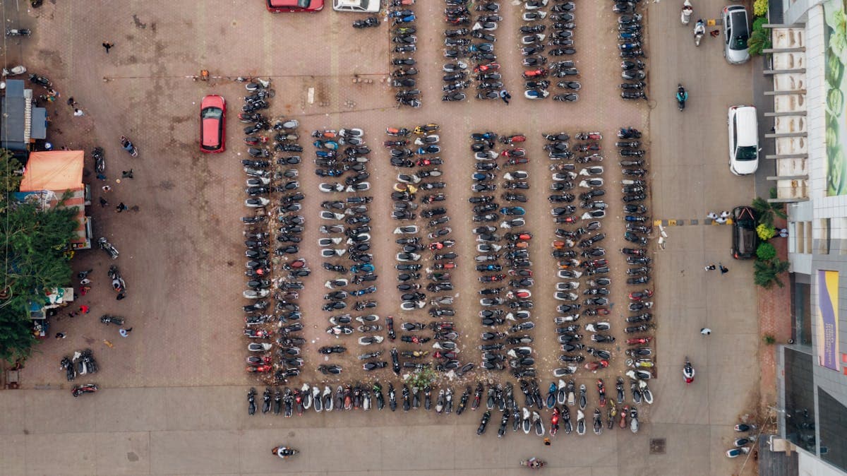 Парковка мотобайков с десятками скутеров — вид сверху