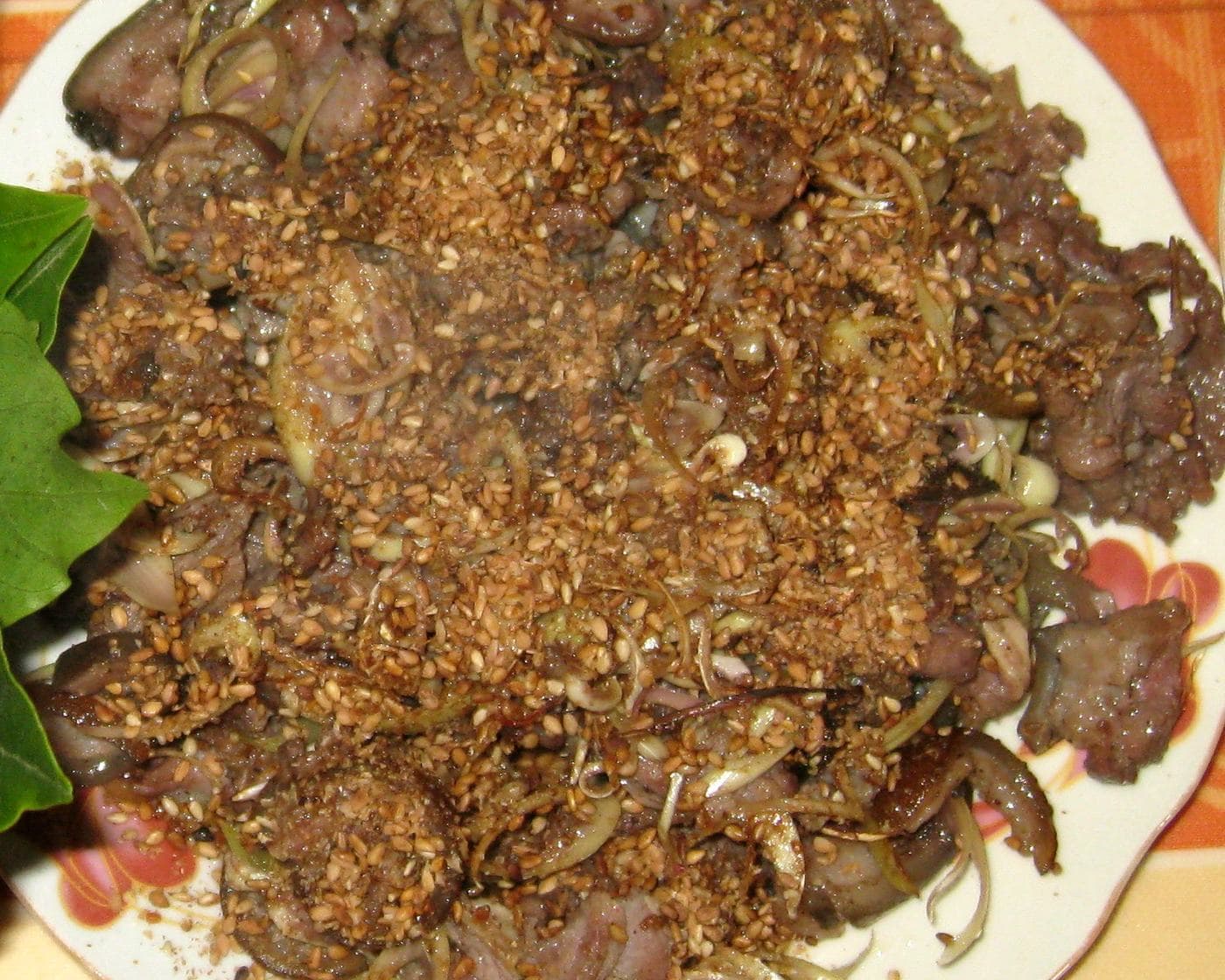 Тарелка dê tái chanh — тонко нарезанная коза с кунжутом, лемонграссом и листом lá mơ