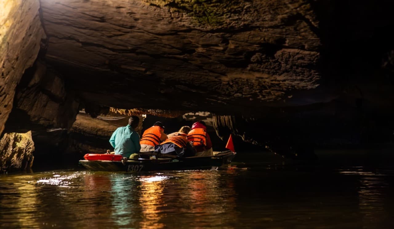 Пещера в национальном парке Кукфыонг в провинции Ниньбинь