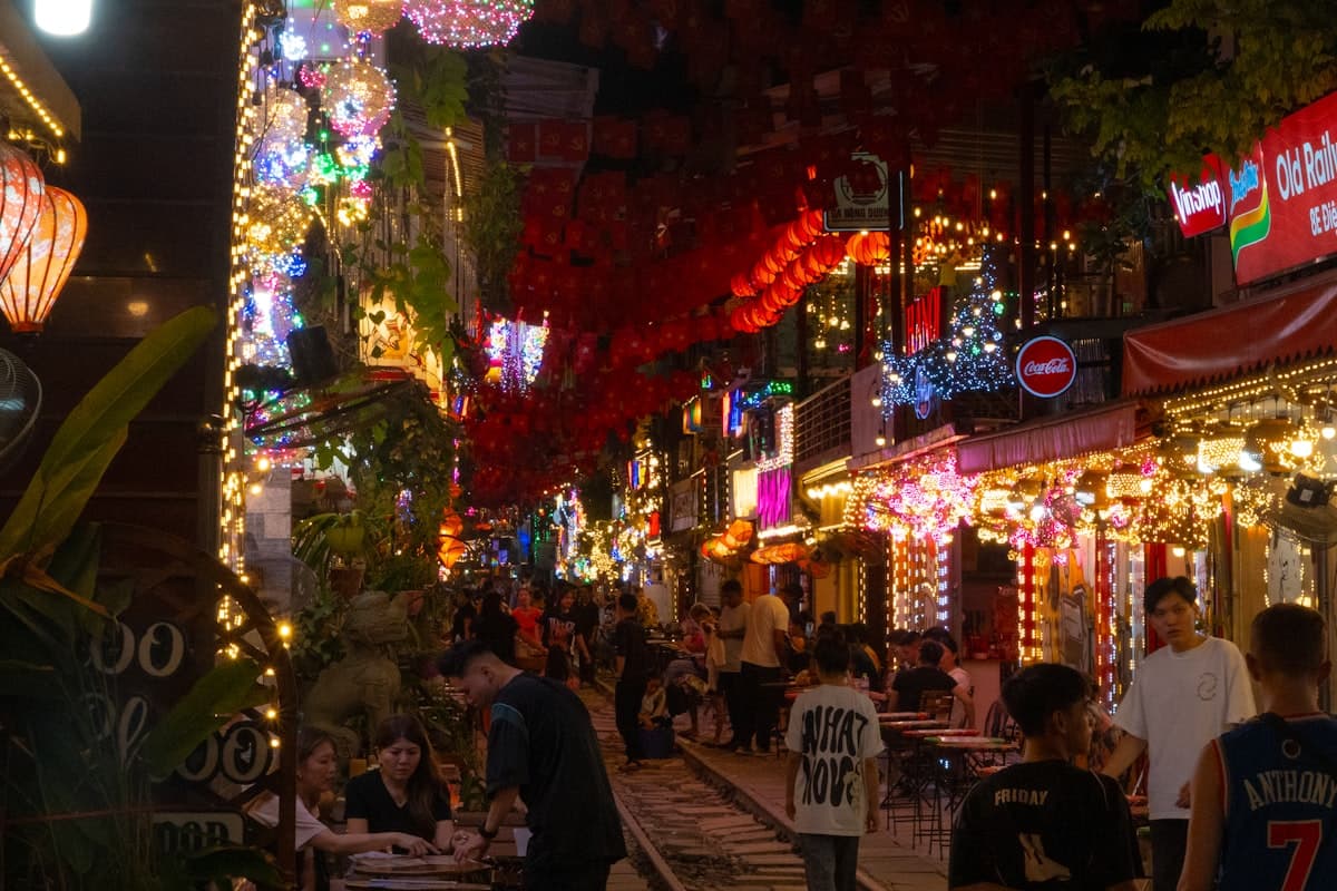 Набережная Бо Ке в Фантьете с рядами ресторанов свежих морепродуктов