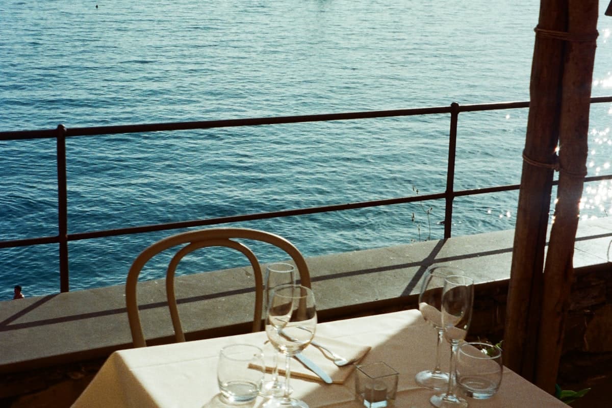 Ресторан на пляже Муйне с видом на закат и сервированными столиками