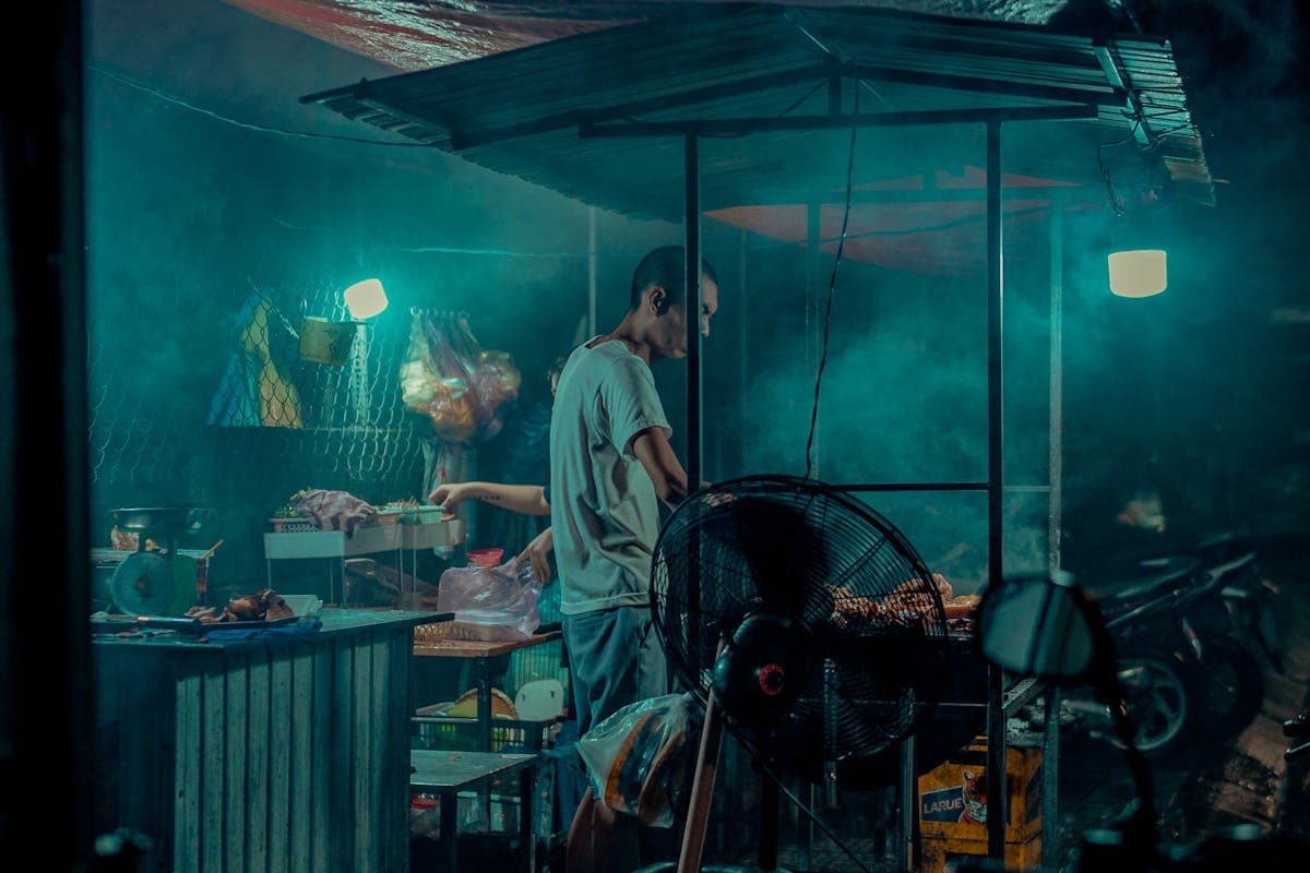 Уличный лоток с вьетнамской едой на ночном рынке Фантьета