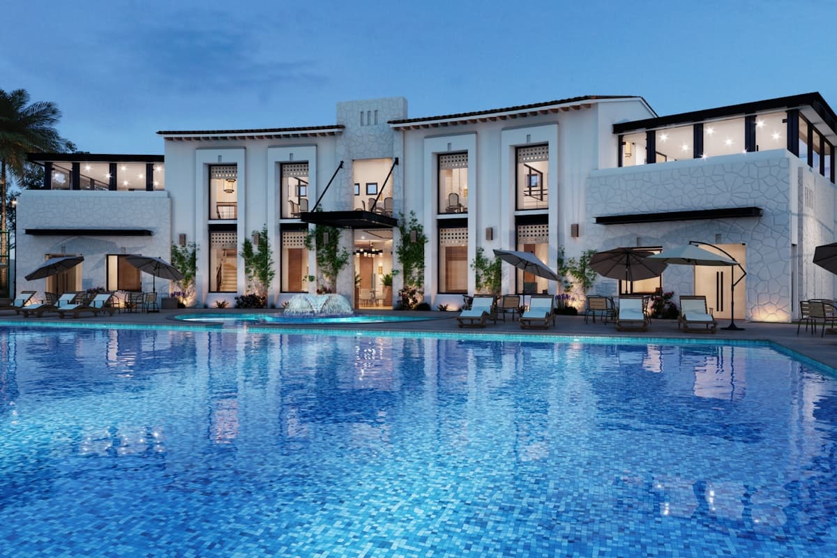 Вечерний вид на бассейн и территорию тропического резорта на закате