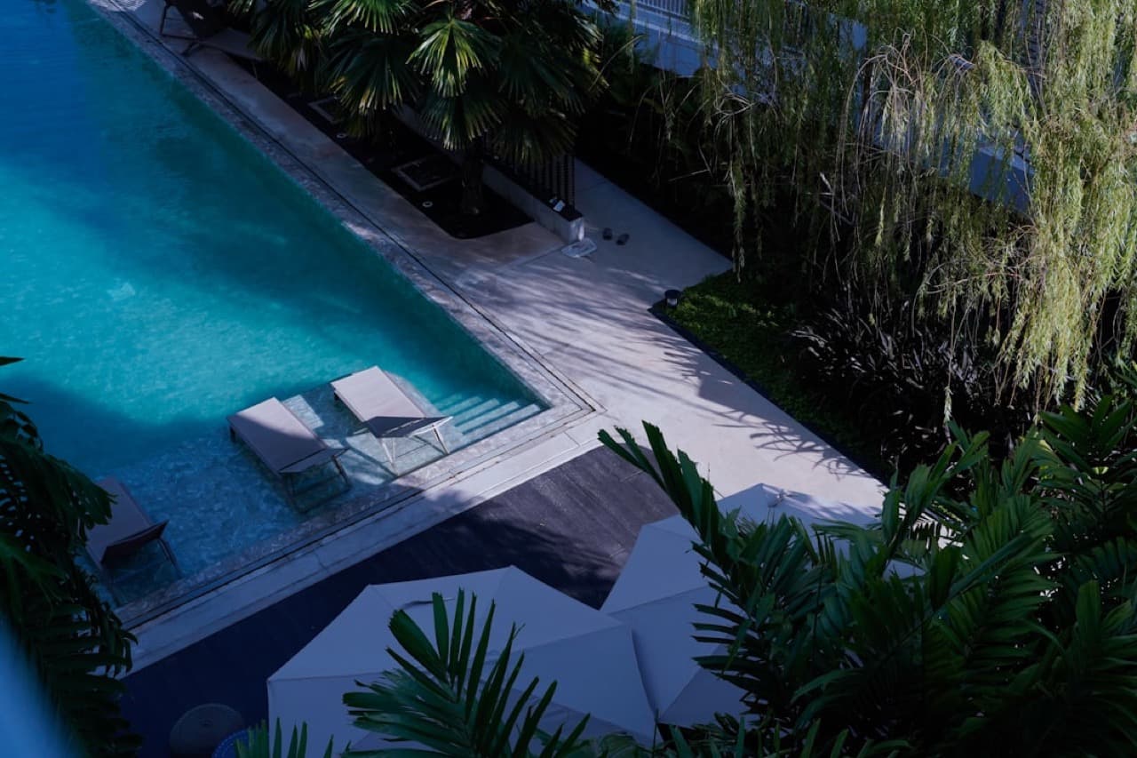 Тропический резорт с инфинити-бассейном, шезлонгами и видом на море в Муйне