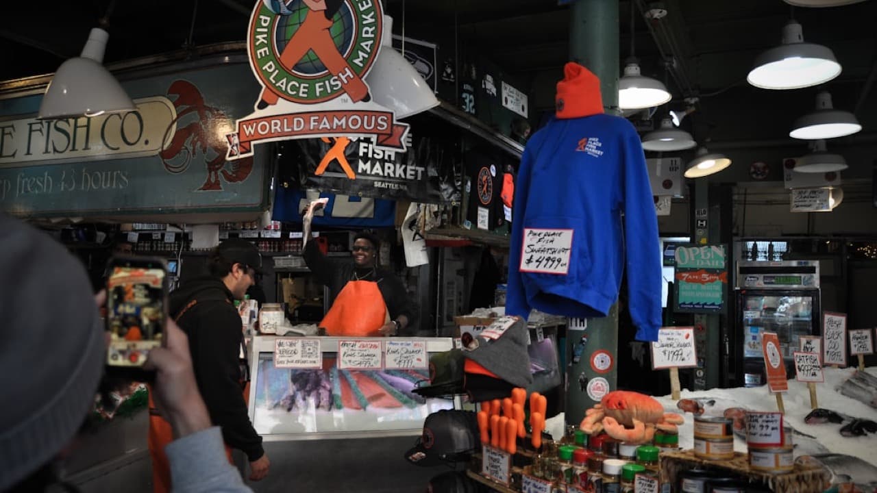 Блюда азиатской кухни — мясо, овощи и зелень на деревянном столе