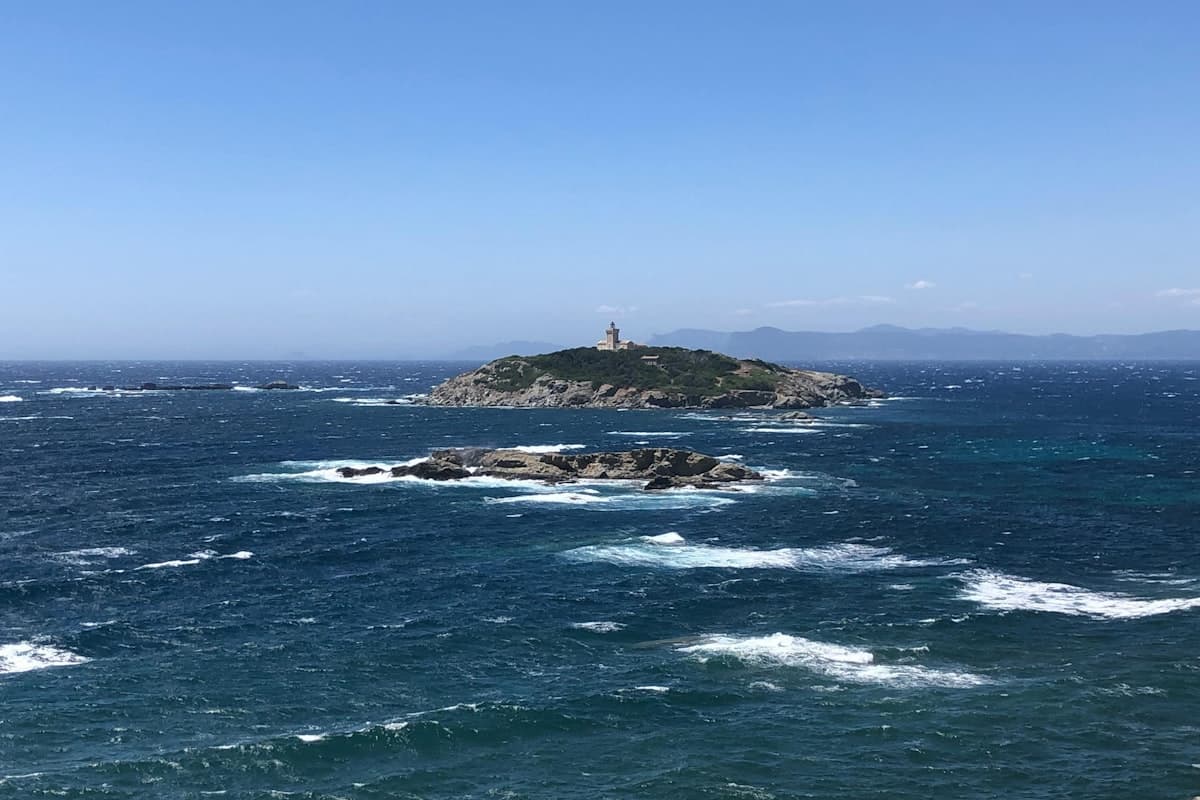 Маяк Ке Га на скалистом острове у побережья Фантьета