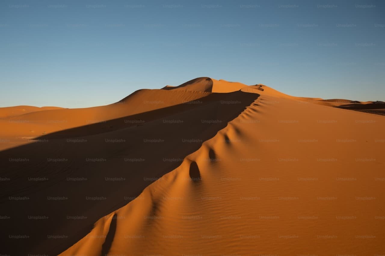 Золотые песчаные дюны под жарким солнцем напоминают пейзажи Муйне