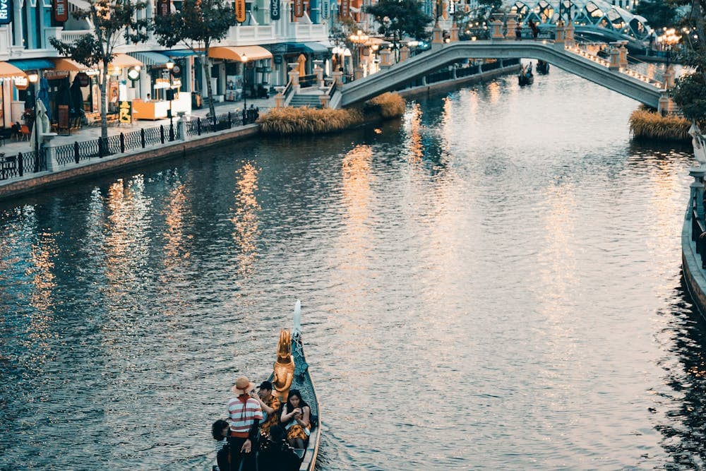 Венецианский канал Grand World на острове Фукуок с гондолой и подсветкой